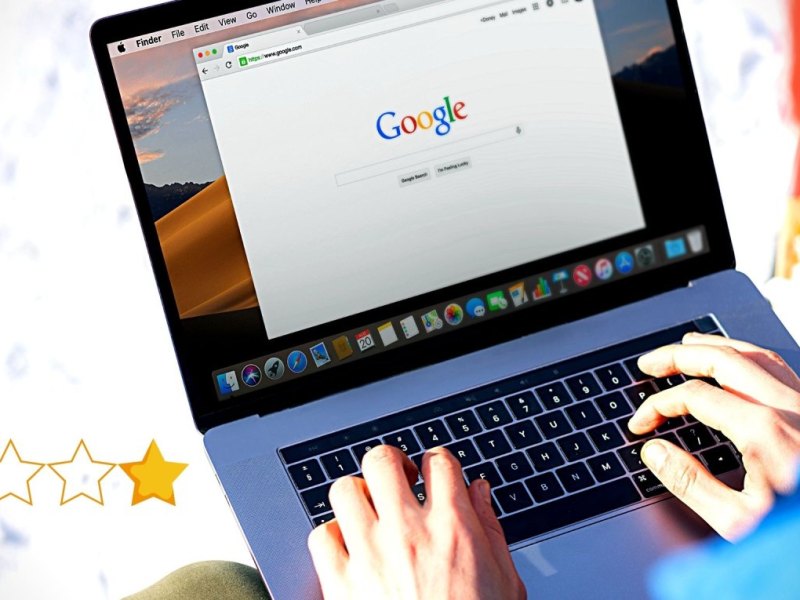 Mann an Laptop mit Google-Webseite