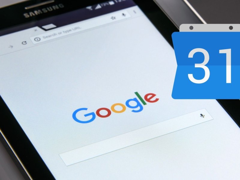 Google Kalender Logo und ein Tablet