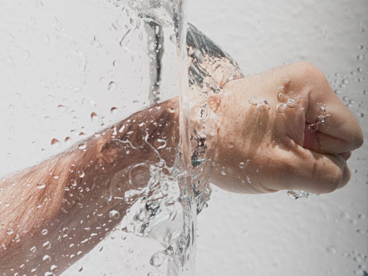 Hand unter Wasserhahn