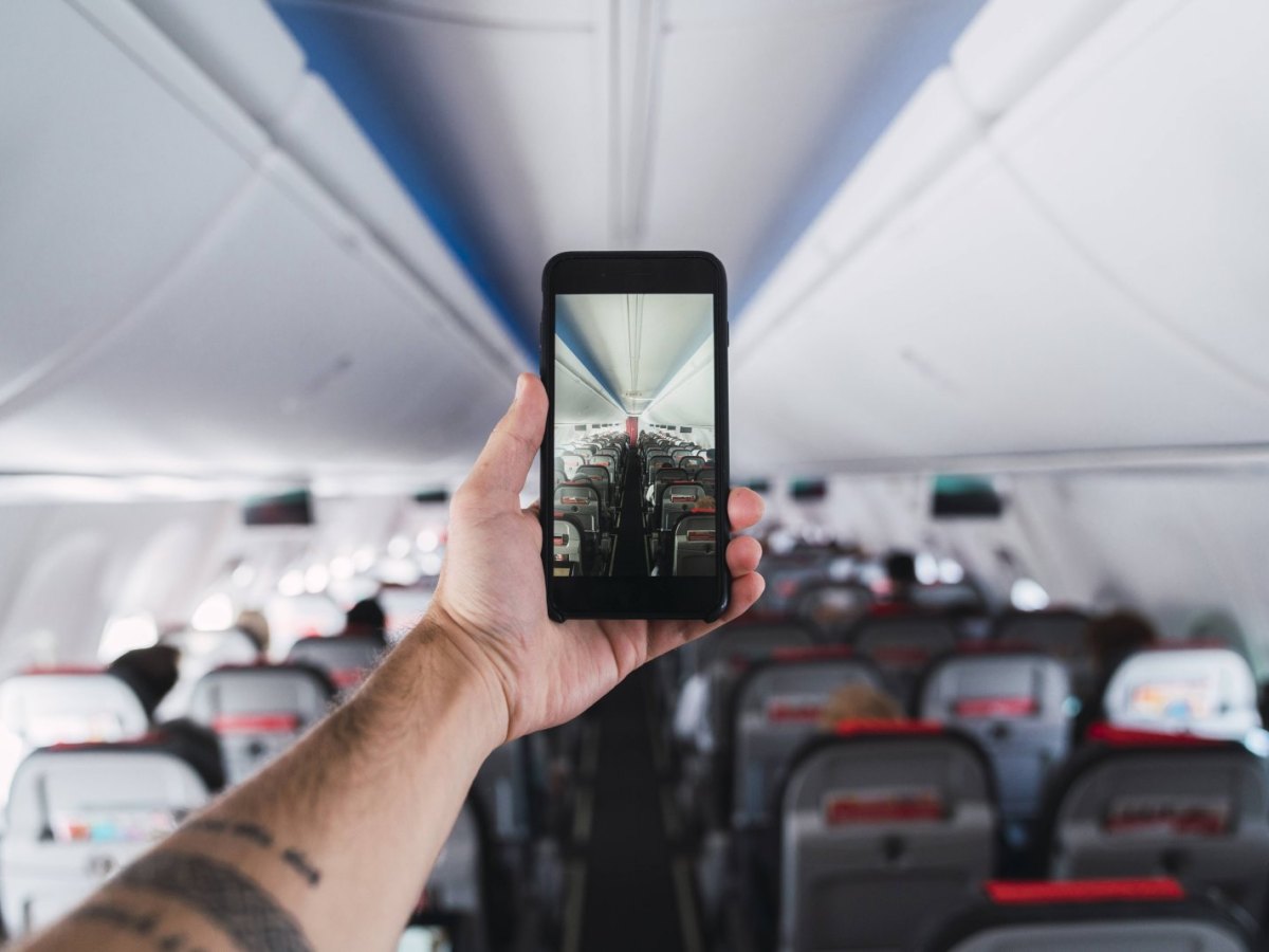 Handy im Flugzeug: Unter einer Bedingung ist der Flugmodus wirklich nötig