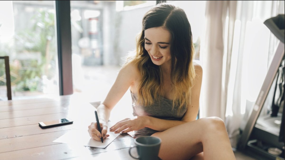 Frau mit Brief und Handy