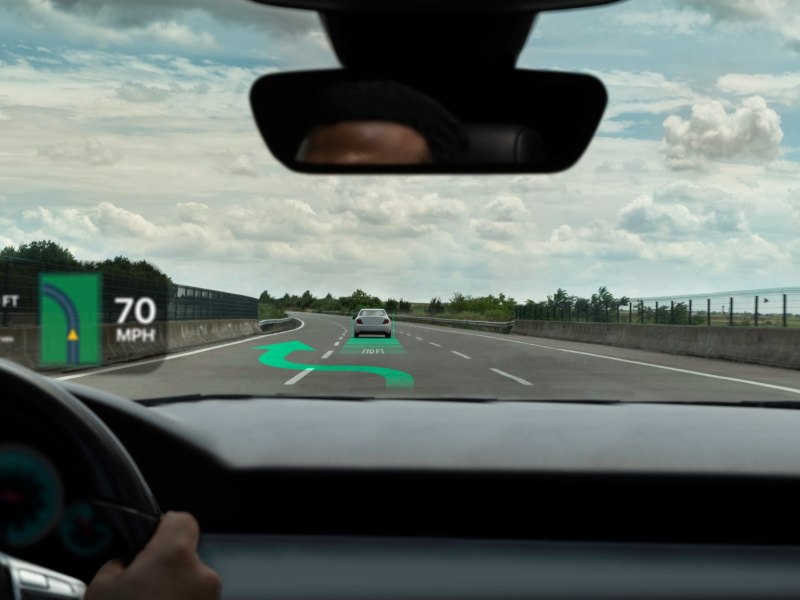 Head-up-Display auf der Frontscheibe eines Autos.