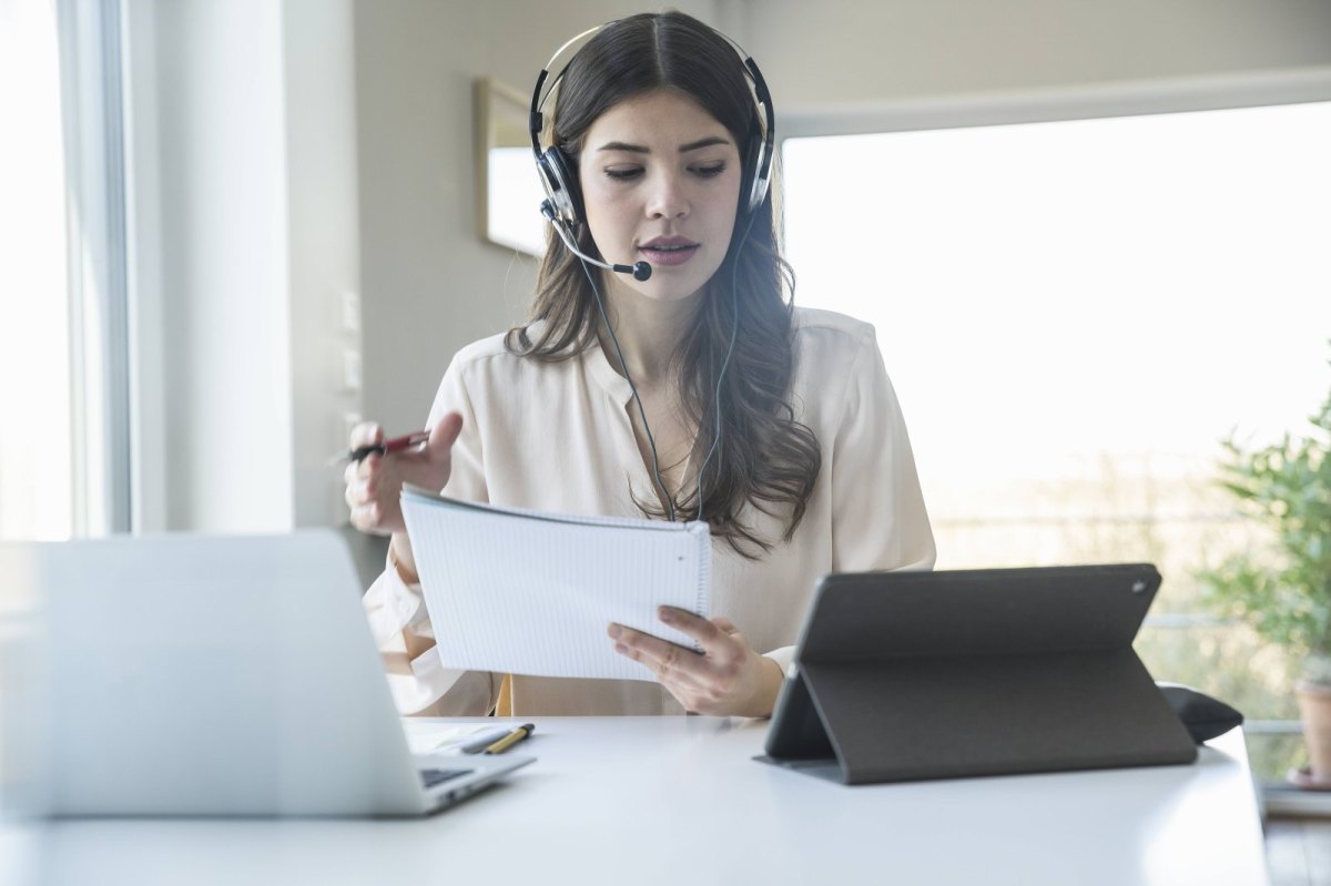 frau mit headset