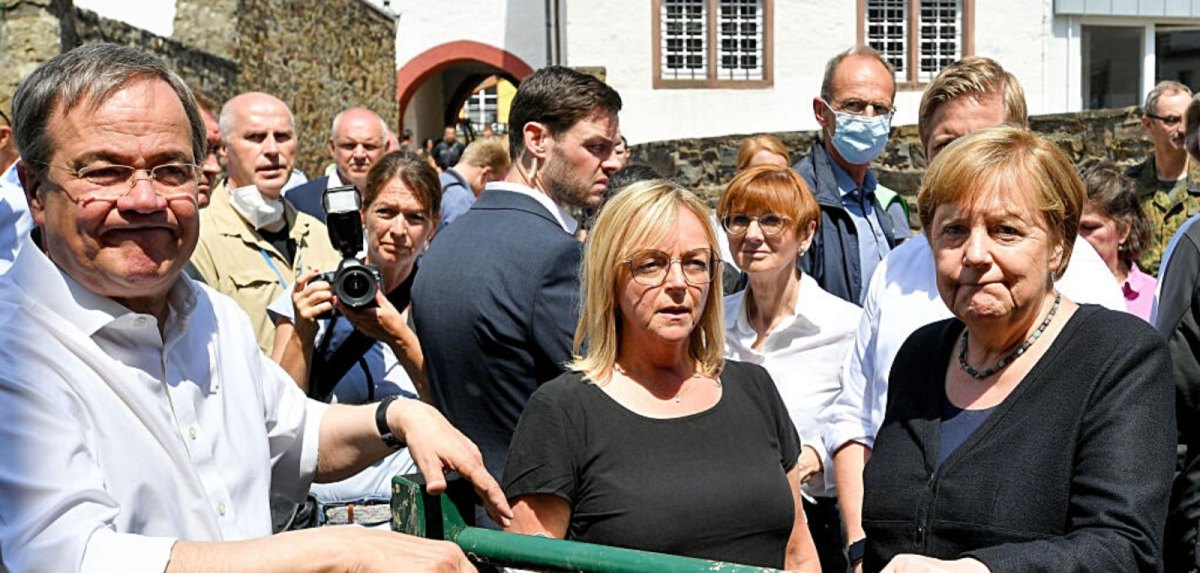 Angela Merkel (r.) und Armin Laschet (l.) im Hochwassergebiet