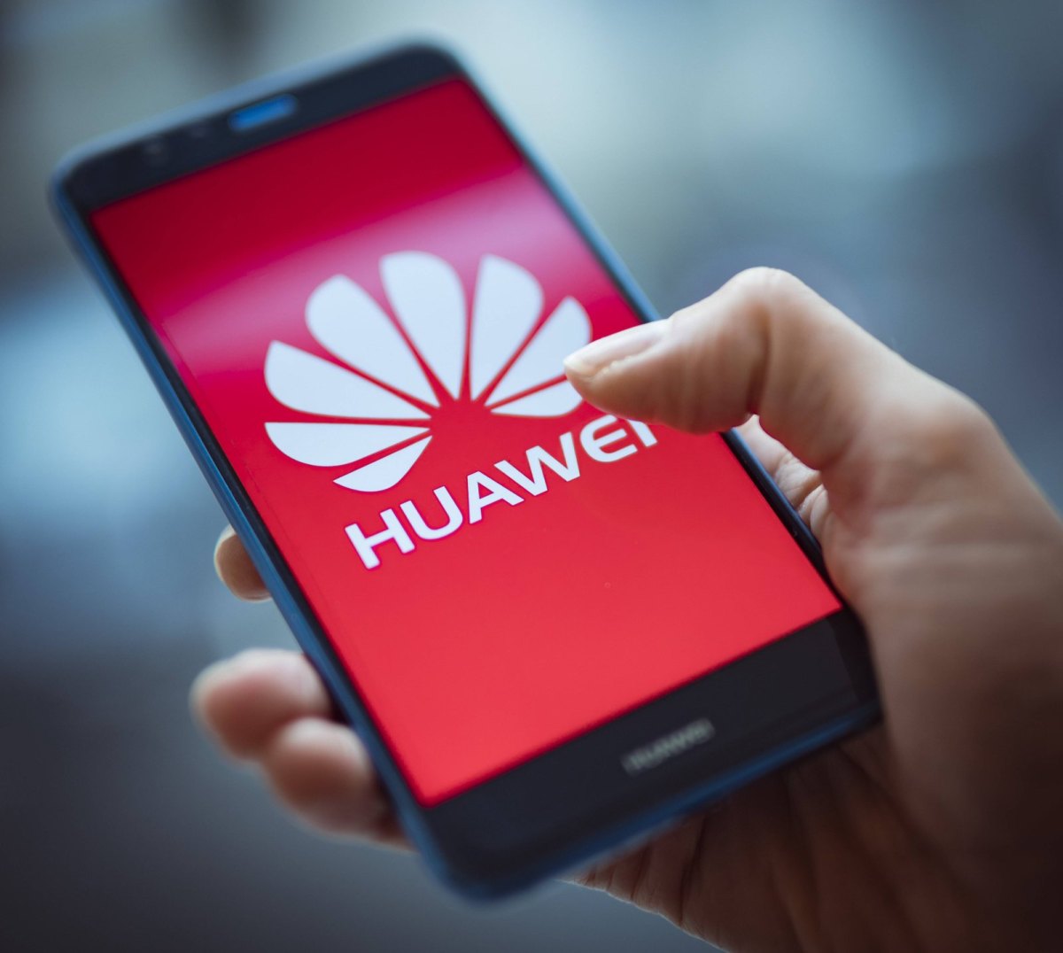 Mensch hält Huawei Smartphone