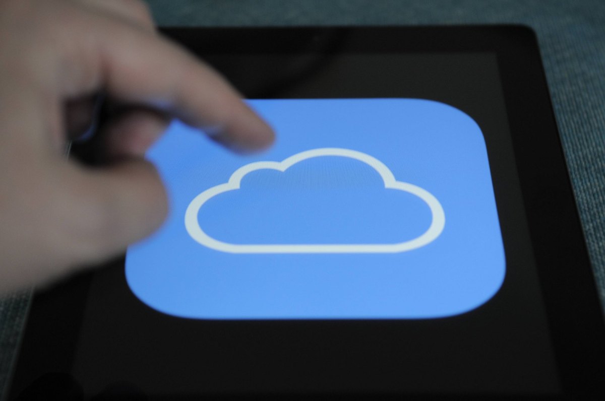 Person tippt auf das iCloud-Symbol