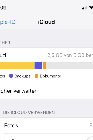 Unter "Einstellungen" > „iCloud“ kannst du den iCloud-Speicher verwalten.‘ title=’Unter „Einstellungen“ > „iCloud“ kannst du den iCloud-Speicher verwalten.’><figcaption><div class="inline-media__text">Unter „Einstellungen“ > „iCloud“ kannst du den iCloud-Speicher verwalten.</div>
	<div class="inline-media__credits">Foto: futurezone/Screenshot</div>
	</figcaption></figure></aside><h3 class="wp-block-heading">iCloud-Speicher voll – Tipp #1: iCloud-Backup anpassen</h3><p class="p_8">iCloud macht von vielen Apps automatisch ein Backup. Möchtest du das unterbinden, kannst du das im gleichen Menü wie oben erklärt einstellen:</p><div class="p_9"><ol><li>Tipp auf „Speicher verwalten“.</li><li>Wähle den Punkt „Backups“ aus. Hier siehst du die Geräte, die mit einem iCloud-Backup ausgerüstet sind. Tipp auf dein Gerät.</li><li>Weiter unten kannst du nun bestimmen, welche Daten für ein Backup gespeichert werden sollen.</li><li>Schiebst du den Regler nach links, erscheint die Meldung „Deaktivieren & Löschen“. Wähle das aus und diese App wird aus deinem Backup entfernt.</li><li>Einige Apps kannst du jedoch im Rahmen des iCloud-Backups nicht entfernen.</li></ol></div><aside class="inline-block inline-block--wide"><figure class="wp-block-image media image"><img src="https://dev.futurezone.de/wp-content/uploads/sites/11/2021/09/icloud-speicher-voll-1.png" alt="Wähle das Backup deines Gerätes aus, um dort den iCloud-Speicher zu verwalten." title="Wähle das Backup deines Gerätes aus, um dort den iCloud-Speicher zu verwalten."><figcaption><div class="inline-media__text">Wähle das Backup deines Gerätes aus, um dort den iCloud-Speicher zu verwalten.</div>
	<div class="inline-media__credits">Foto: futurezone/Screenshot</div>
	</figcaption></figure></aside><p class="p_11">In diesem Zuge kannst du auch andere Geräte, die mit einem iCloud-Backup versehen sind, bearbeiten oder löschen. Löschst du ein Backup von einem Gerät, wird für dieses auch in Zukunft in iCloud keins mehr gemacht.</p><h3 class="wp-block-heading">iCloud-Speicher voll – Tipp #2: Verringere die Größe der iCloud-Fotos</h3><p class="p_12">Mit den iCloud-Fotos kannst du bequem auf sämtliche Bilder und Videos aller verbundenen Geräte zugreifen. Wer Platz schaffen möchte, sollte regelmäßig Fotos aus der Fotos-App ausmisten und löschen. Außerdem solltest du den Foto-Speicher in iCloud optimieren: Dadurch ersetzt deine Fotos-App Bilder und Videos durch kleinere Versionen, sobald der Speicherplatz knapp wird. So gehst du dafür vor:</p><div class="p_13"><ol><li>Geht in den Einstellungen zu deinem Namen und tipp auf „iCloud“.</li><li>Tipp auf den Punkt „Fotos“.</li><li>Hier solltest du bei „iPhone-Speicher optimieren“ ein Häkchen setzen.</li></ol></div><aside class="inline-block inline-block--wide"><figure class="wp-block-image media image"><img src="https://dev.futurezone.de/wp-content/uploads/sites/11/2021/09/icloud-speicher-voll-2.png" alt="Optimiere den iPhone-Speicher der iCloud-Fotos." title="Optimiere den iPhone-Speicher der iCloud-Fotos."><figcaption><div class="inline-media__text">Optimiere den iPhone-Speicher der iCloud-Fotos.</div>
	<div class="inline-media__credits">Foto: futurezone/Screenshot</div>
	</figcaption></figure></aside><p class="p_15">Alternativ kannst du auch auf iCloud-Fotos verzichten und deine Bilder auf dem Computer speichern. Danach kannst du in den gleichen Einstellungen „iCloud-Fotos“ und „Mein Fotostream“ deaktivieren.</p><h3 class="wp-block-heading">iCloud-Speicher voll – Tipp #3: iCloud Drive aufräumen</h3><p class="p_16">Auch iCloud Drive kann den Speicher von iCloud voll machen. So löschst du Daten von iCloud Drive:</p><div class="p_17"><ol><li>Unter Einstellungen > iCloud > „Speicher verwalten“ tippst du auf iCloud Drive.</li><li>Anschließend wählst du „Daten löschen“ aus.</li><li>Alternativ gehst du zur App „Dateien“ und tippst unten rechts auf „Durchsuchen“.</li><li>Oben links wählst du „Speicherorte“ aus und tippst auf „iCloud Drive“.</li><li>Tipp oben rechts auf „Auswählen“ und drücke auf die Dateien, die du löschen möchtest.</li><li>Anschließend gehst du auf das Mülleimer-Symbol.</li><li>Um endgültig Daten zu entfernen, tipp auf „Speicherorte“, geh zu „Zuletzt gelöscht“ und lösche hier nochmal die Daten.</li></ol></div><aside class="inline-block inline-block--wide"><figure class="wp-block-image media image"><img src="https://dev.futurezone.de/wp-content/uploads/sites/11/2021/09/icloud-speicher-voll-3.png" alt="Auch iCloud Drive sollte mal aufgeräumt werden, wenn der iCloud-Speicher voll ist." title="Auch iCloud Drive sollte mal aufgeräumt werden, wenn der iCloud-Speicher voll ist."><figcaption><div class="inline-media__text">Auch iCloud Drive sollte mal aufgeräumt werden, wenn der iCloud-Speicher voll ist.</div>
	<div class="inline-media__credits">Foto: futurezone/Screenshot</div>
	</figcaption></figure></aside><h3 class="wp-block-heading">iCloud-Speicher voll – Tipp #4: iCloud-Mails löschen</h3><p class="p_19">Eventuell hast du E-Mails auf deinem iCloud-E-Mail-Account, die ebenfalls den iCloud-Speicher voll machen können. Schau in deiner Mail-App nach und lösche gegebenenfalls unnötige Nachrichten und Mails.</p><h3 class="wp-block-heading">iCloud-Speicher voll – Tipp #5: Nachrichten-App: Texte und Anhänge löschen</h3><p class="p_20">Wenn du die Nachrichten-App in iClouds aktiviert hast, kann es sein, dass große Textnachrichten und Anhänge den iCloud-Speicher belasten. Entweder du deaktivierst die App für iCloud, wie oben schon erklärt, oder du löschst manuell bestimmte Anhänge oder Nachrichten:</p><div class="p_21"><ol><li>Halte deinen Finger auf die bestimmte Nachricht oder den Anhang gedrückt.</li><li>Wähle danach „Mehr“ aus.</li><li>Jetzt kannst du einzelne Nachrichten auswählen und dann auf den Papierkorb tippen.</li></ol></div><aside class="inline-block inline-block--wide"><figure class="wp-block-image media image"><img src="https://dev.futurezone.de/wp-content/uploads/sites/11/2021/09/icloud-speicher-voll-4.png" alt=