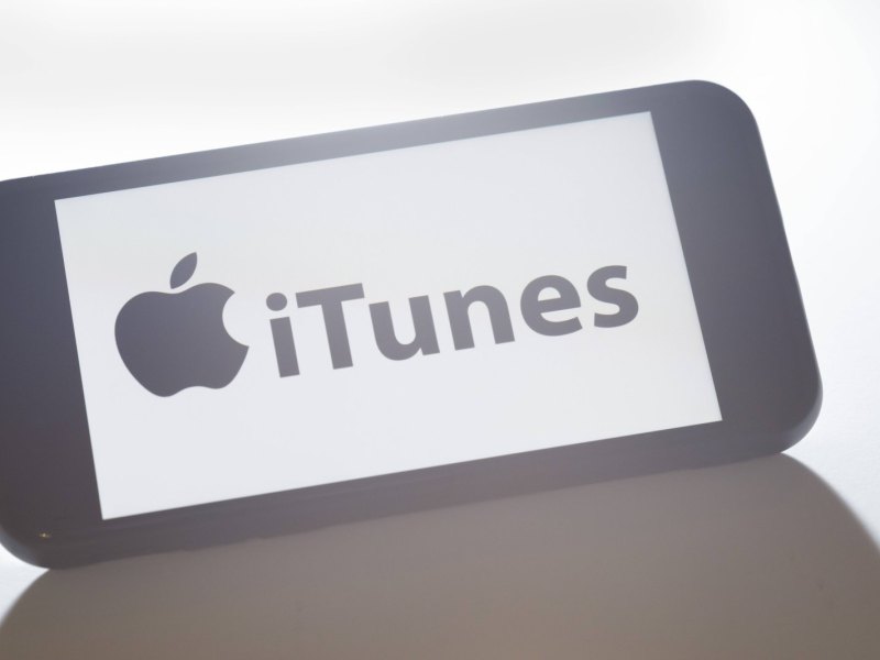 Ein iPhone mit iTunes-Logo.