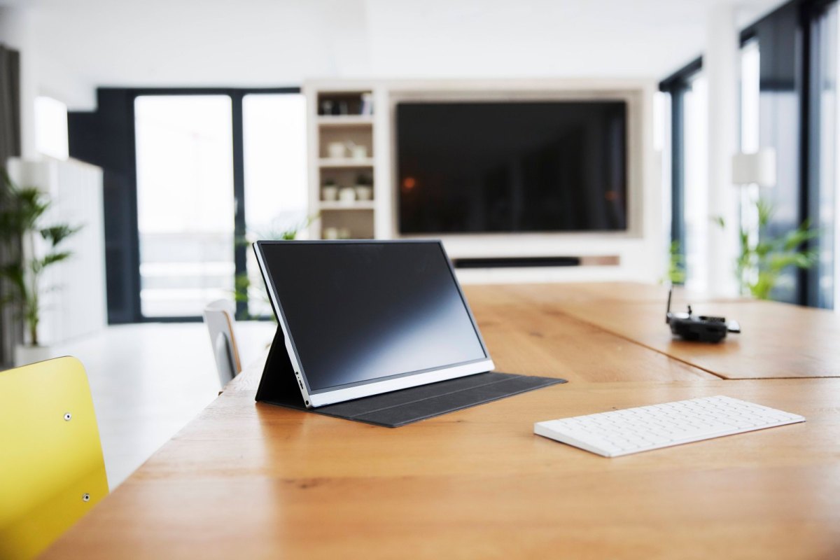 Tablet mit Schutzhüllen- und Bluetooth-Tastatur.