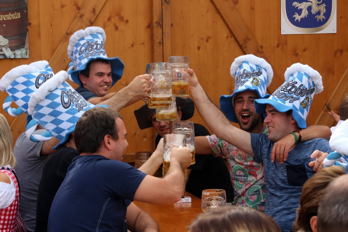 Bier trinkende Menschen auf dem Oktoberfest.