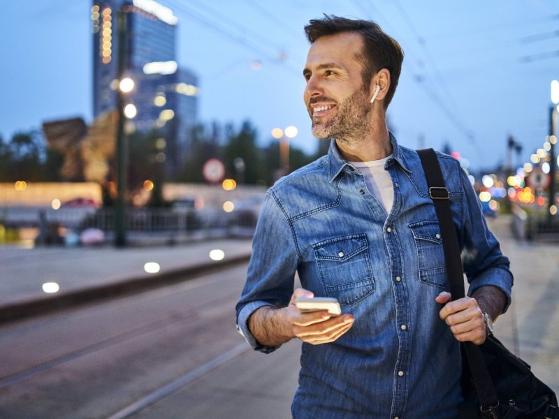 Mann mit AirPods