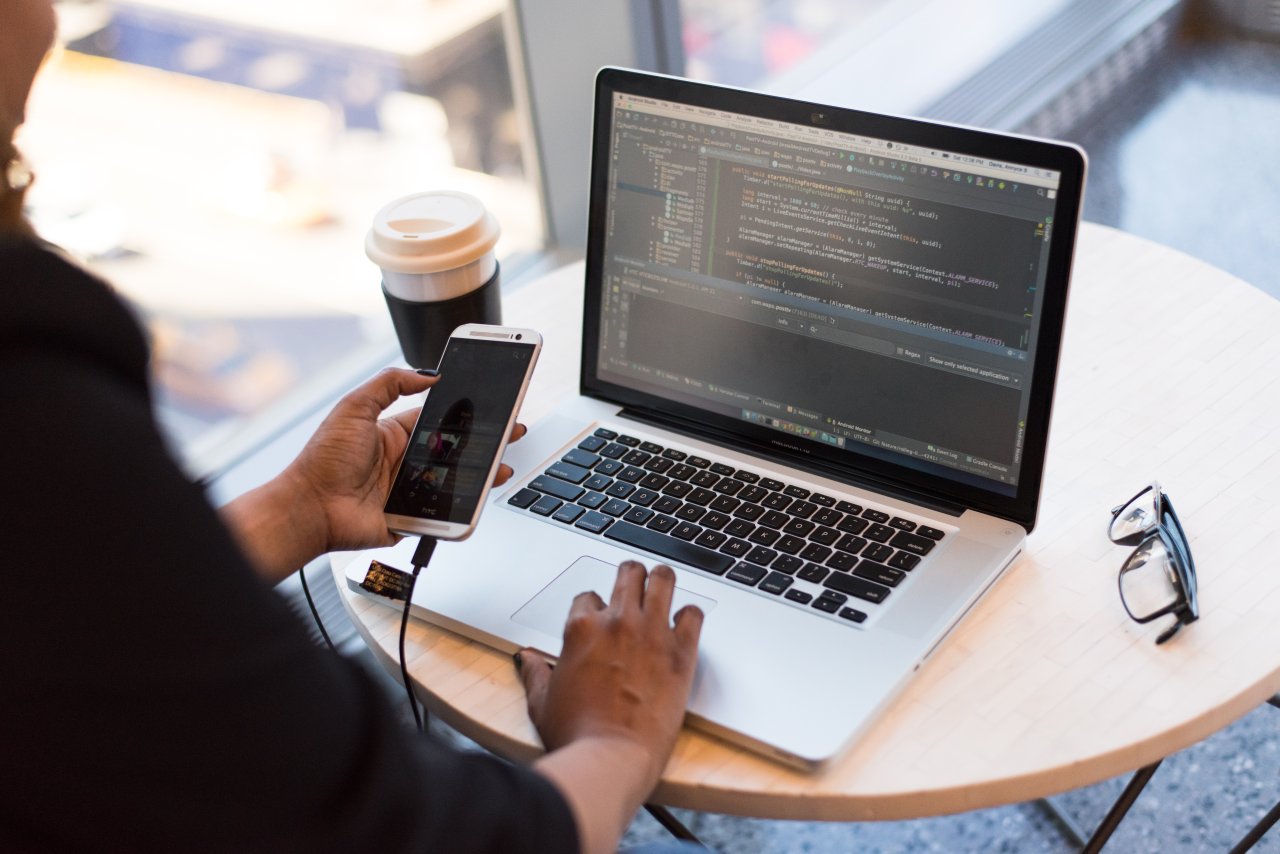 Um deine Computer- und Handy-Daten zu löschen, gibt es verschiedene Möglichkeiten.