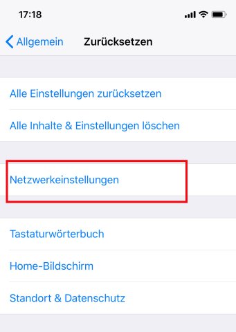 Unter "Allgemein" in euren Einstellungen tippt ihr auf "Zurücksetzen" und wählt "Netzwerkeinstellungen" aus.