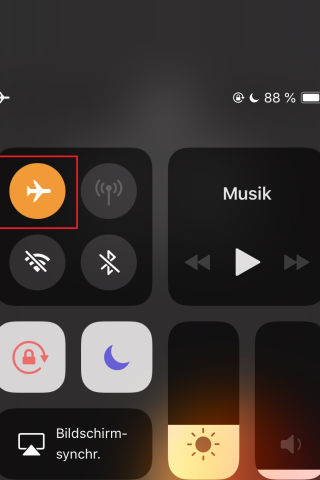 Aktiviere den Flugmodus, wenn du wenig Zeit habt, dein iPhone aufzuladen.