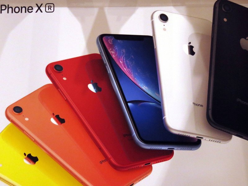 Pressebild des Iphone XR in verschiedenen Farben.