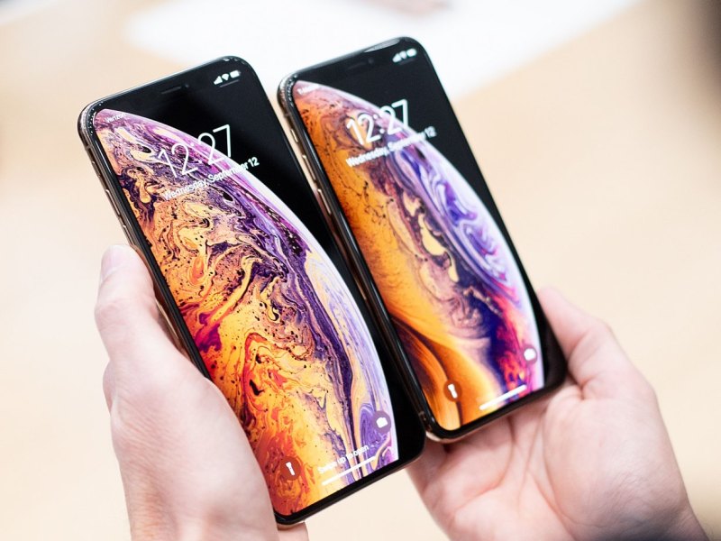 Person hält iPhone XS Max und iPhone XS nebeneinander.