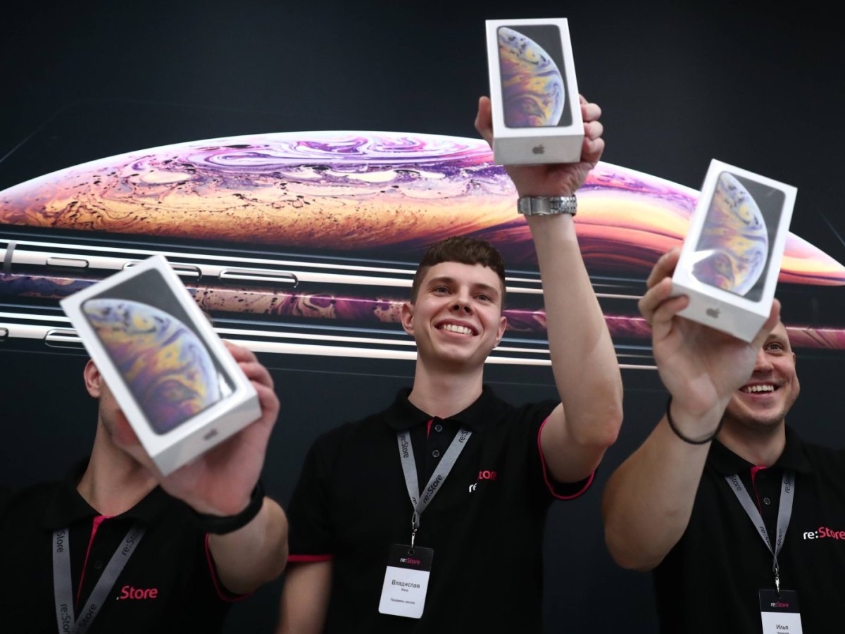 iPhone Xs Max wird hochgehalten