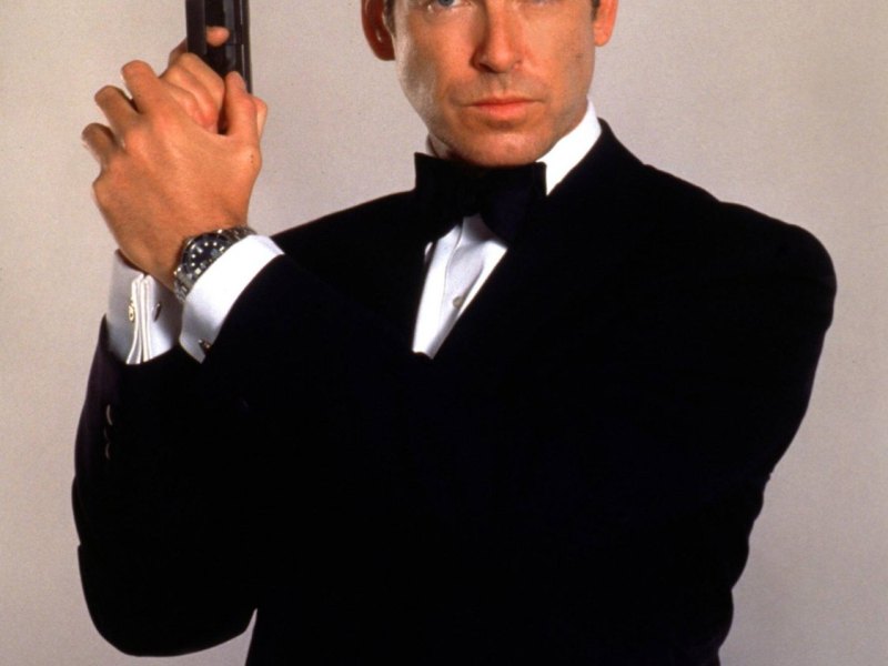 Pierce Brosnan als James Bond 007 mit erhobener Pistole