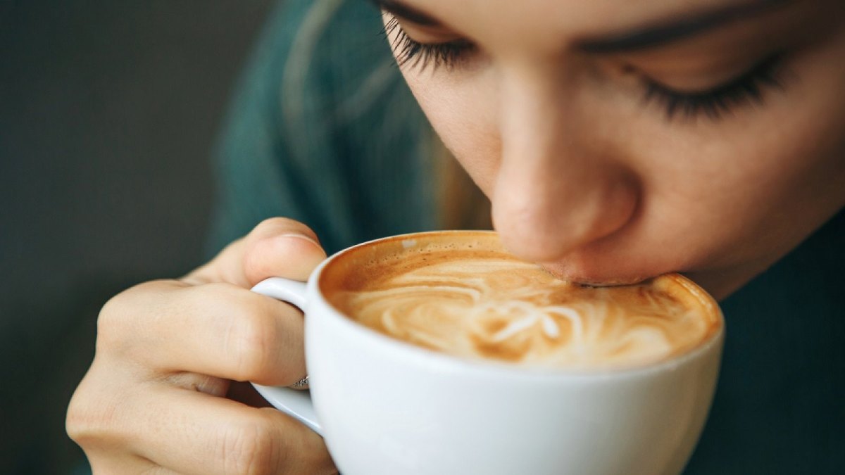 Frau trinkt Kaffee.