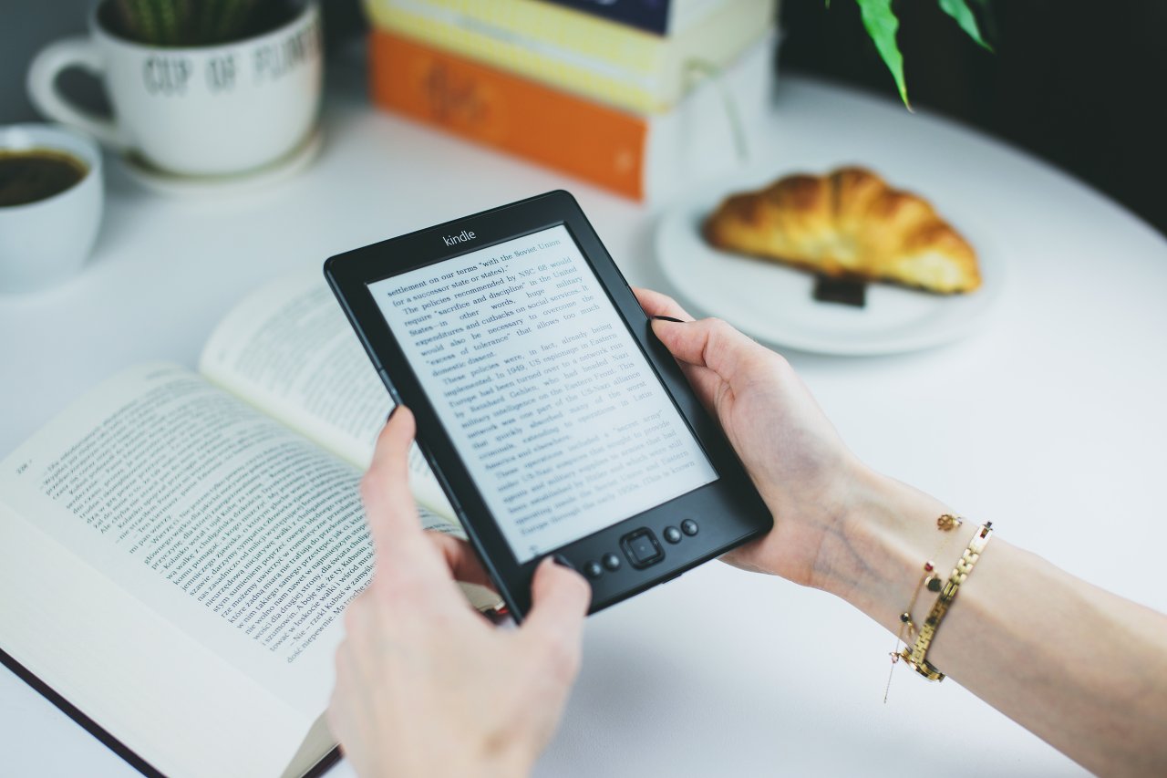 Die E-Reader von Kindle sind in jeder Lichtsituation perfekt angepasst.