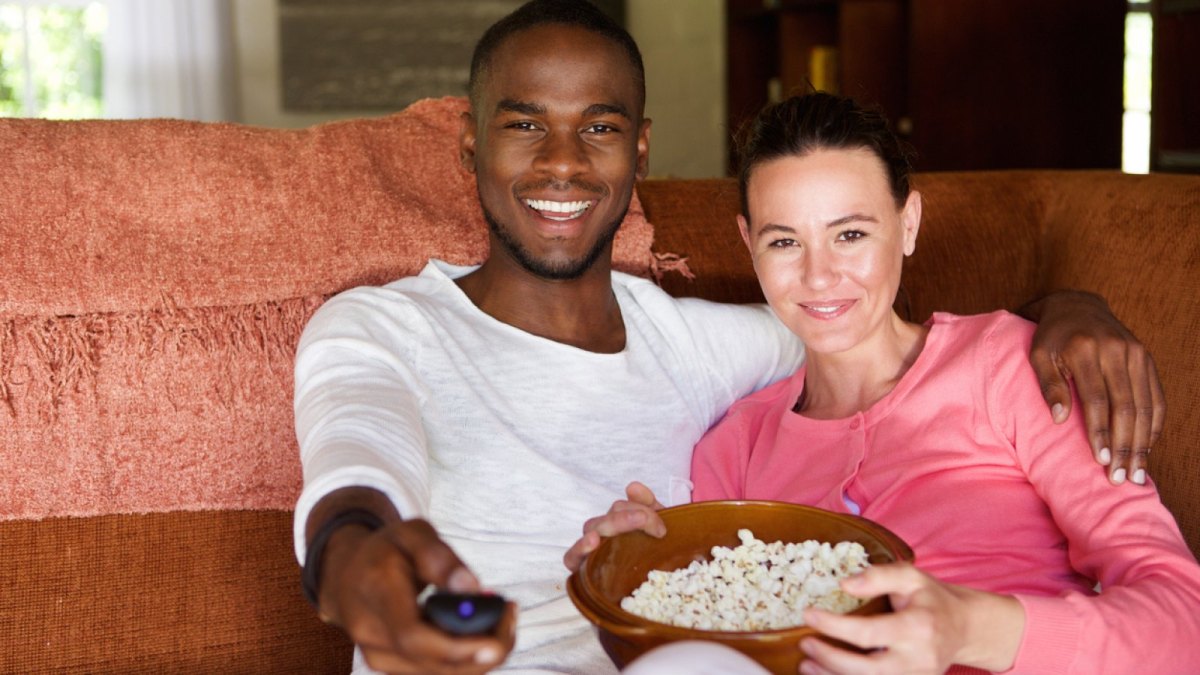 Mann und Frau vor dem TV.