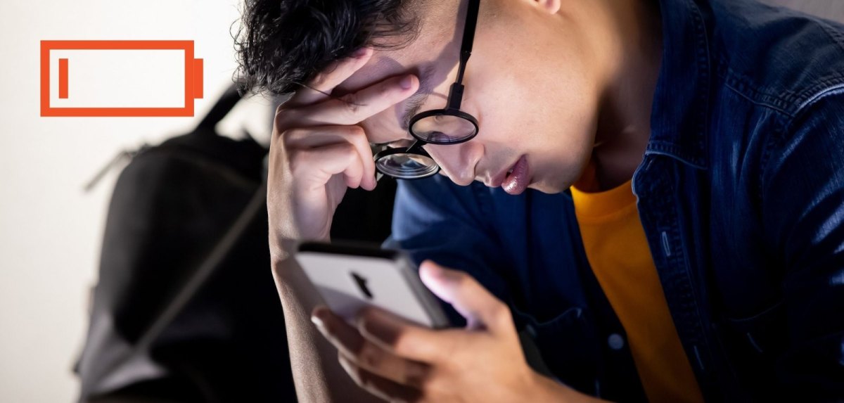 Frustrierter Mann mit Smartphone