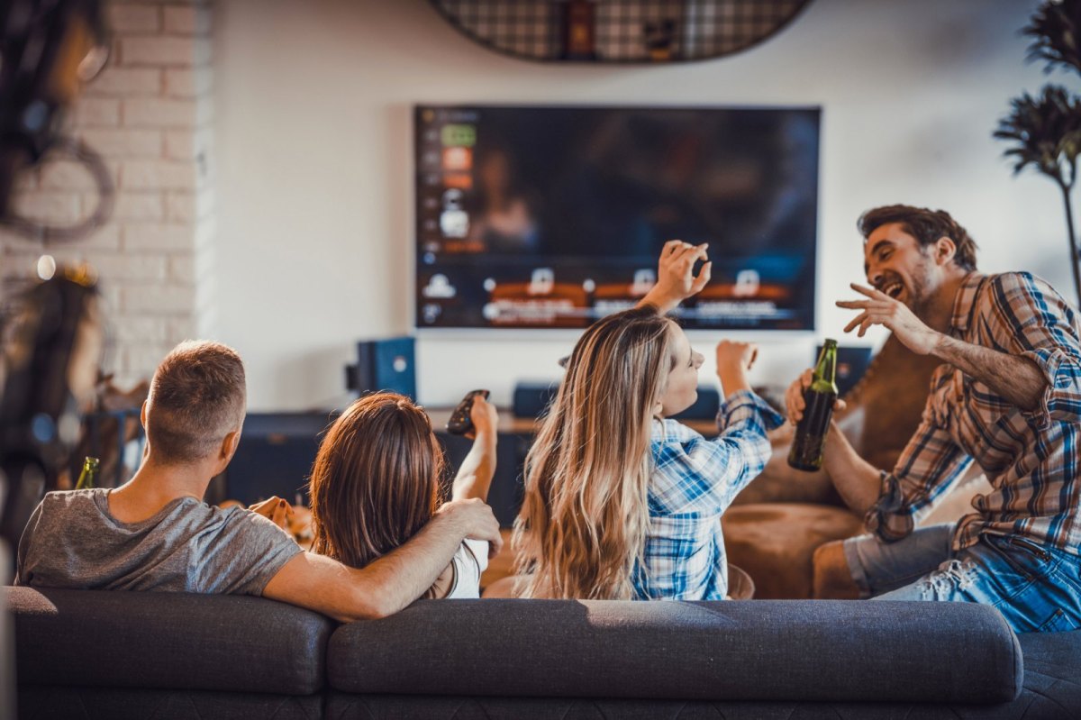 Menschen vor einem Fernseher