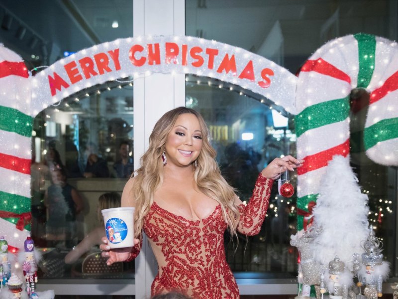 Mariah Carey vor einem Weihnachtsshop