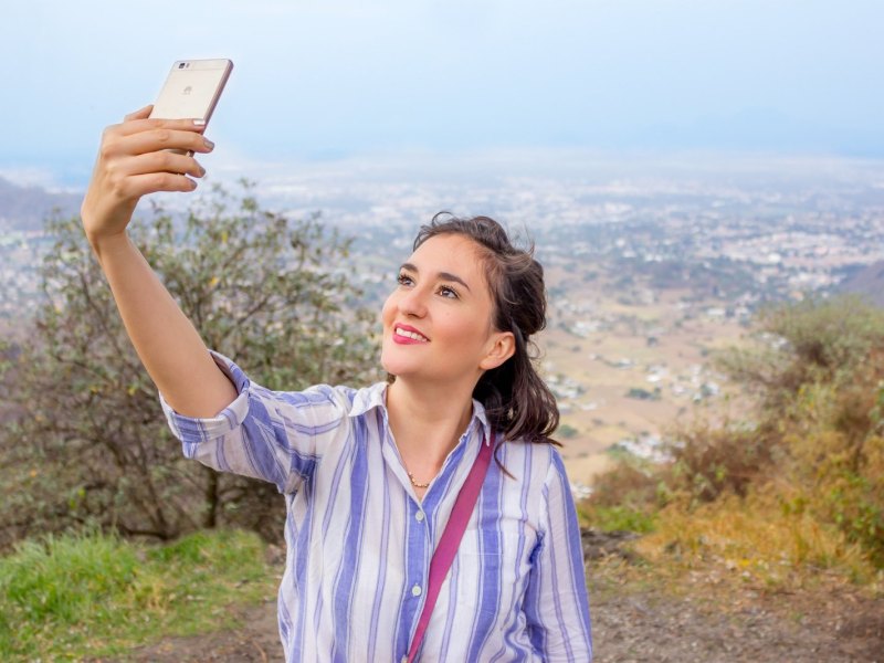 Eine Frau blickt auf ihr Handy