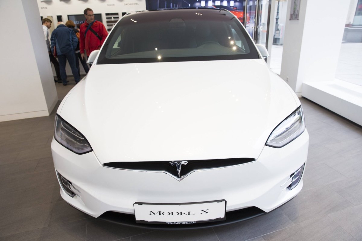 Ein weißes Exemplar des Tesla Model X in einem Showroom.