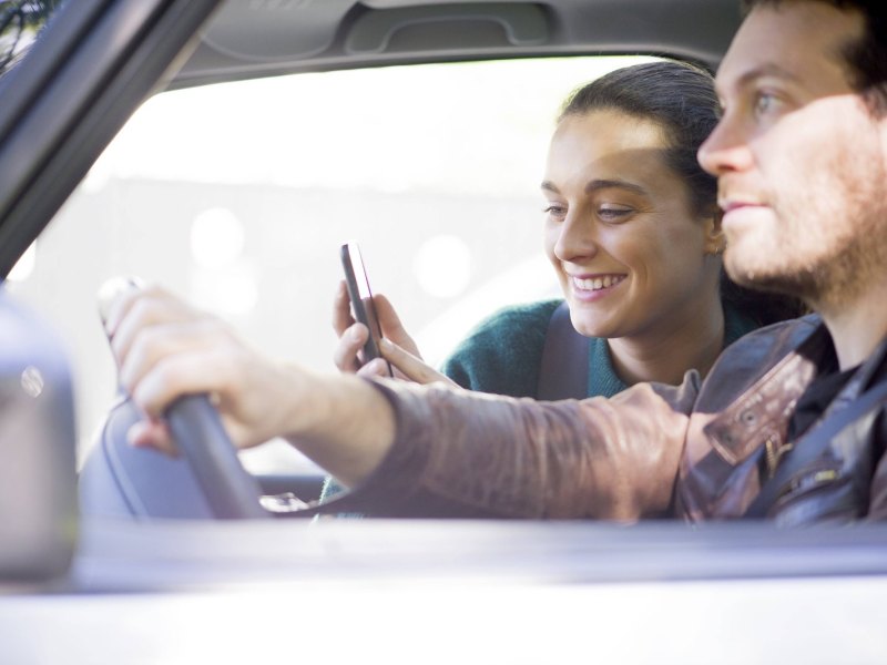 Pärchen im Auto