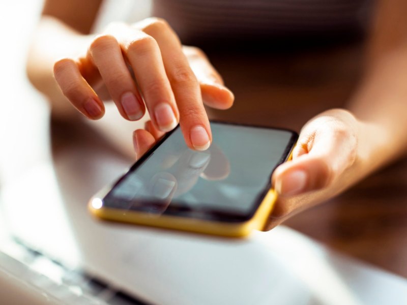 Frau mit Smartphone