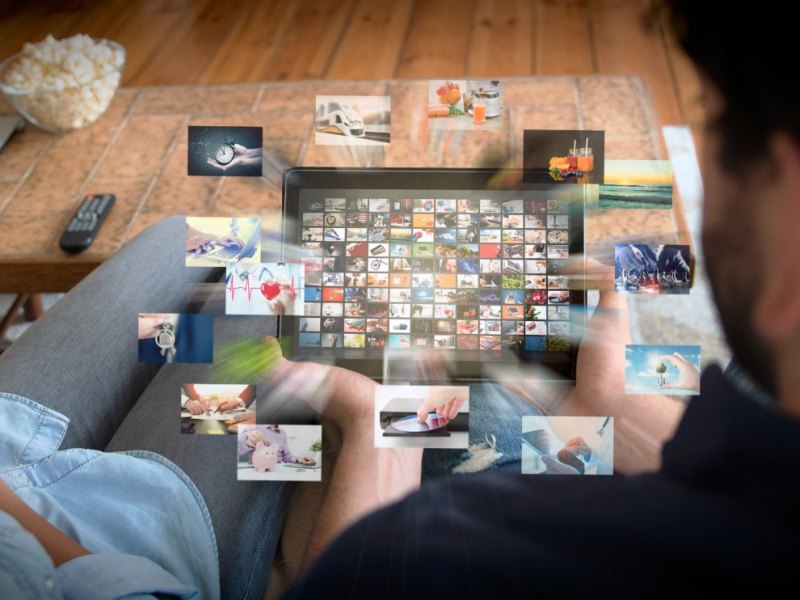 Zwei Menschen mit einem Tablet