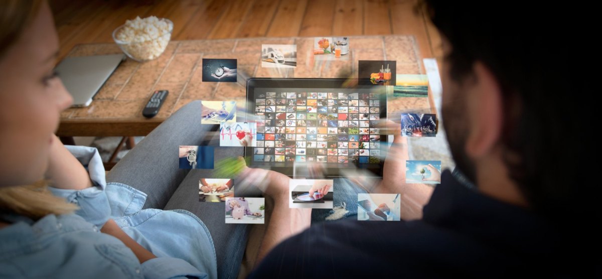 Zwei Menschen mit einem Tablet