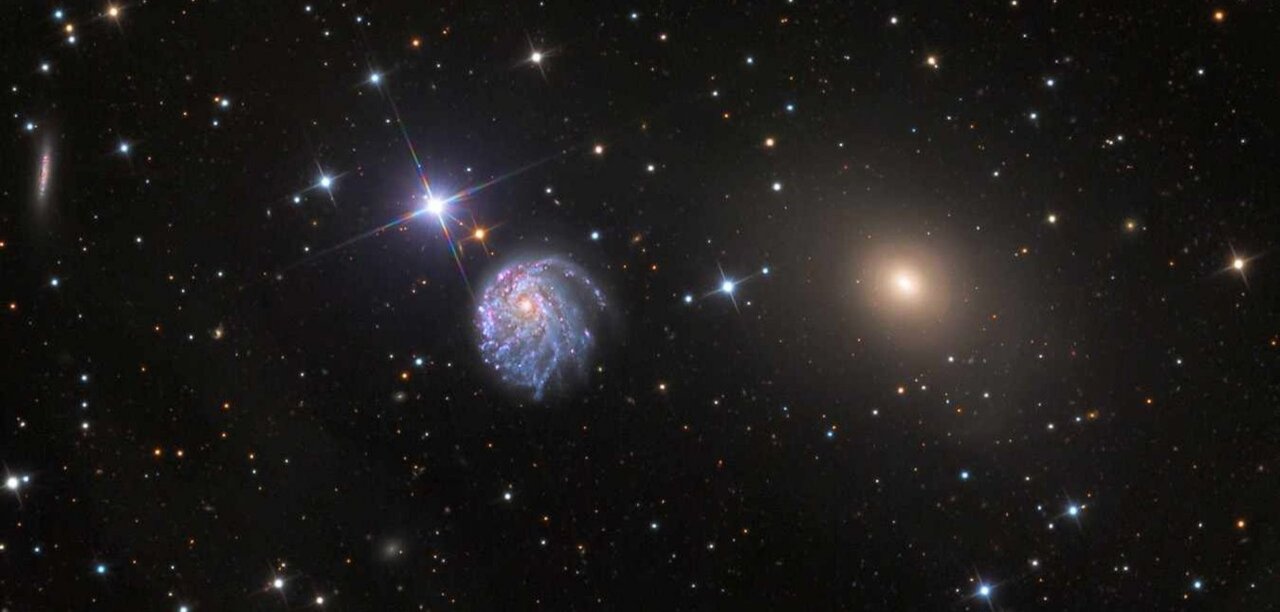 Die Aufnahme des Hubble-Teleskops zeigt die Galaxie "NGC 2276" (links) und die kleinere Nachbargalaxie "NGC 2300" (rechts).