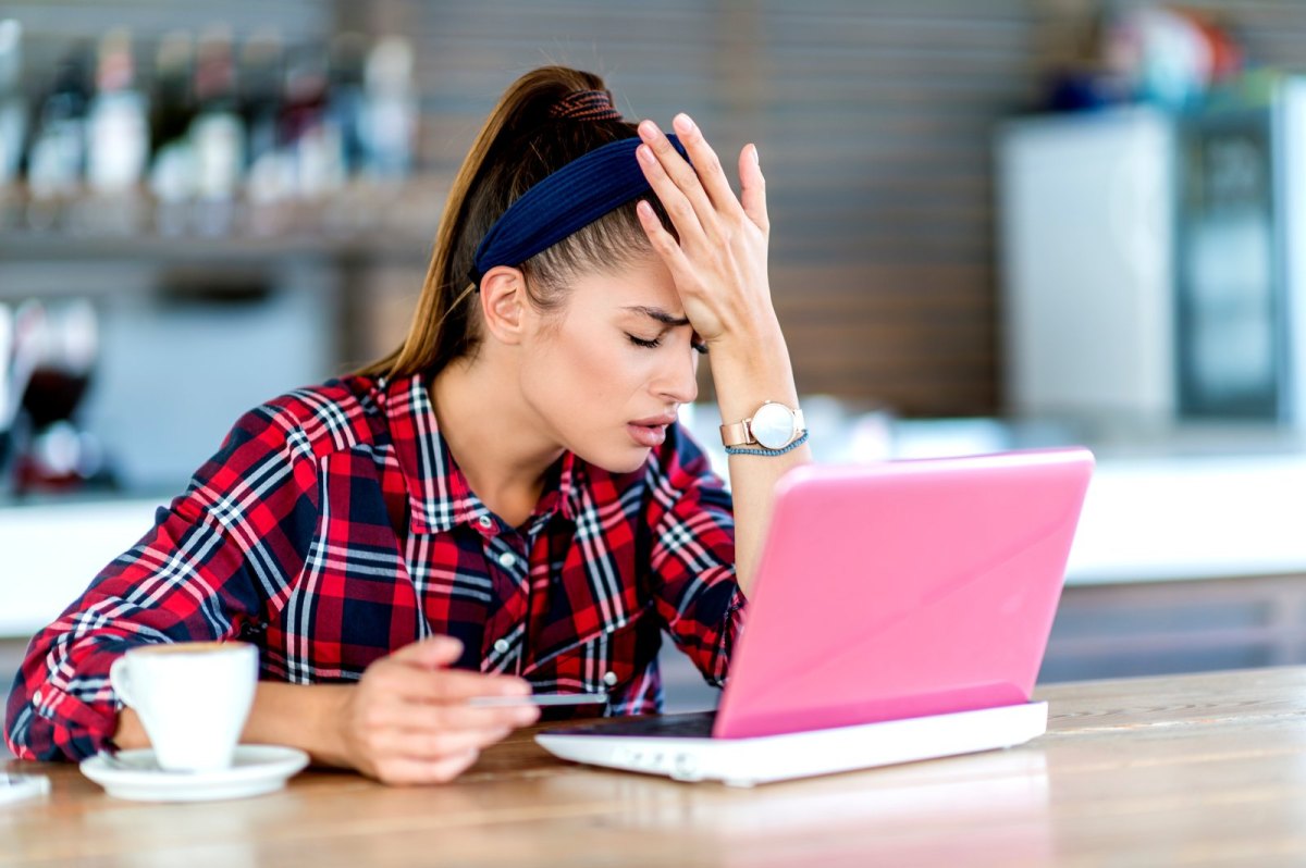 Frau genervt vor dem laptop.