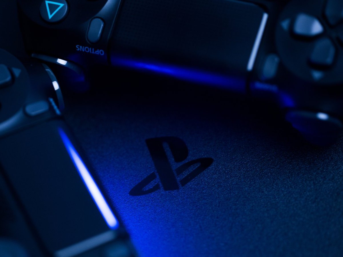 PlayStation 4 mit Controllern