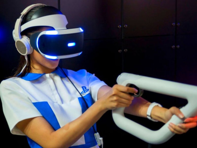 Frau mit PlayStation VR