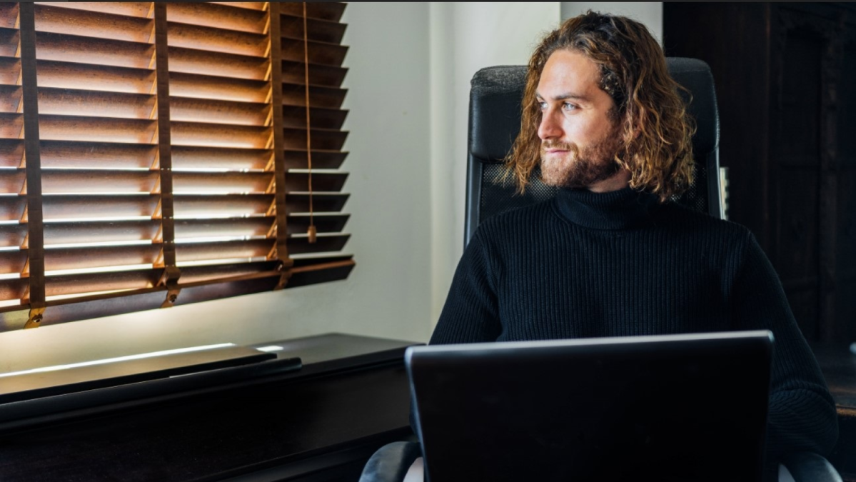 mann am laptop lächelt