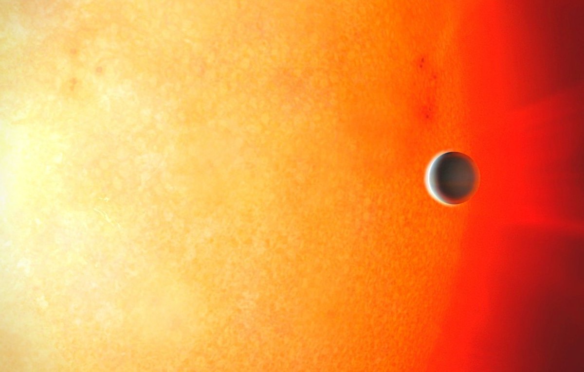 Planet vor einem Roten Riesen
