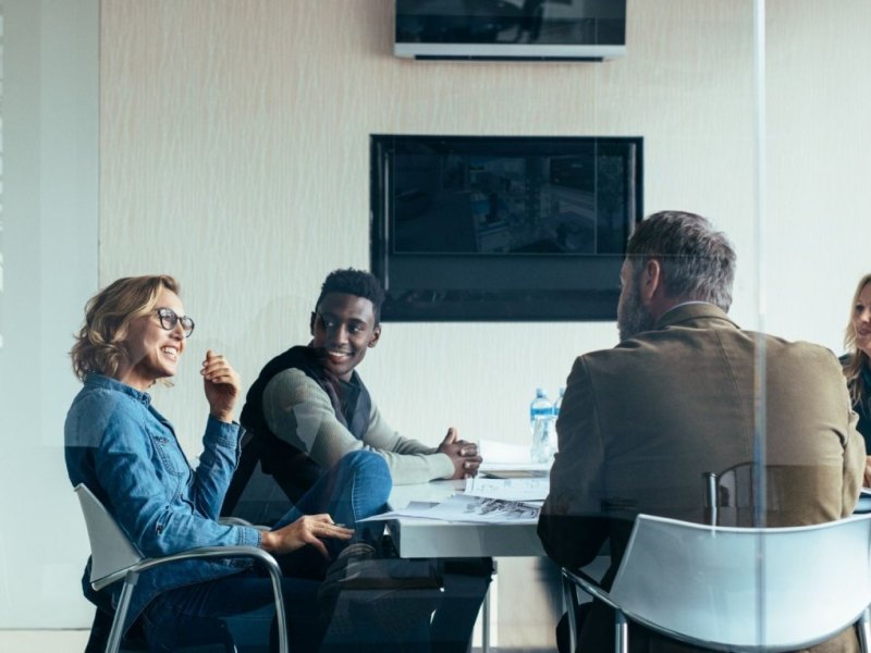 Menschen sitzen in einem Meeting.