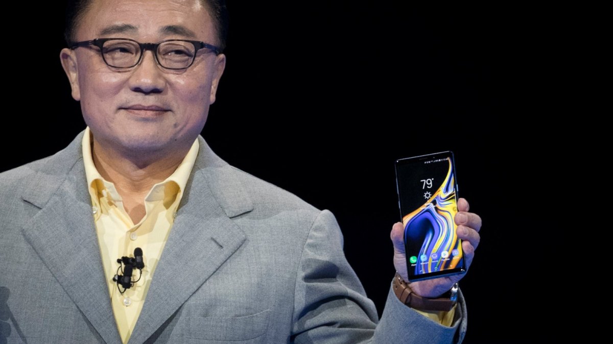 Samsung-CEO DJ Koh hält Smartphone hoch