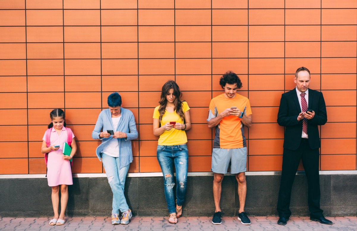 Menschen gucken auf ihr Handy