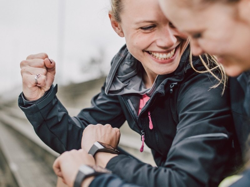 Zwei Menschen mit Smartwatch.