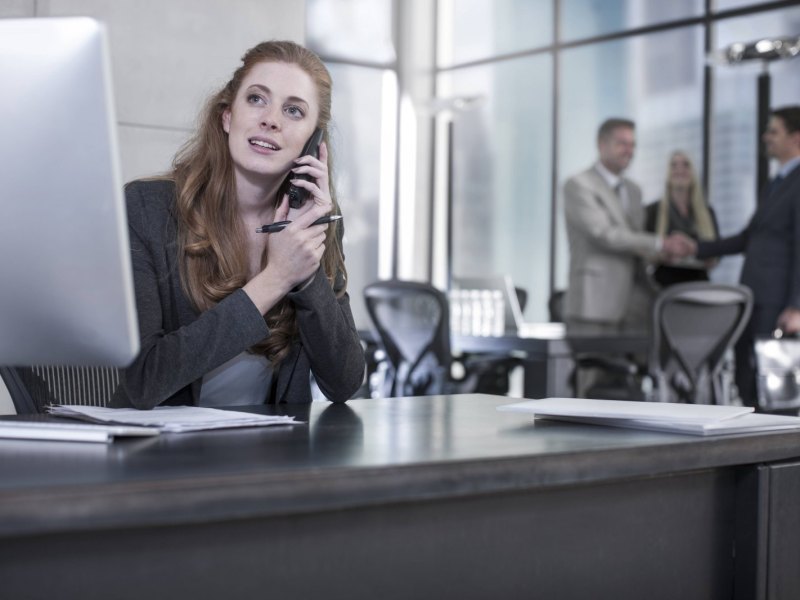 Sekretärin telefoniert im Büro