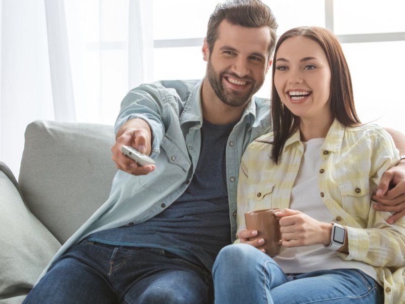 Mann und Frau vor dem TV.