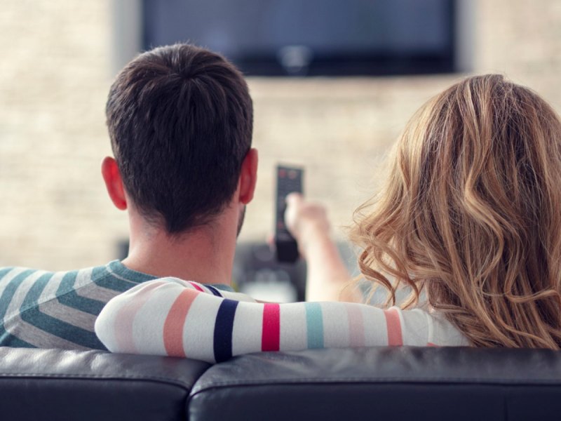 Mann und Frau vor dem TV.