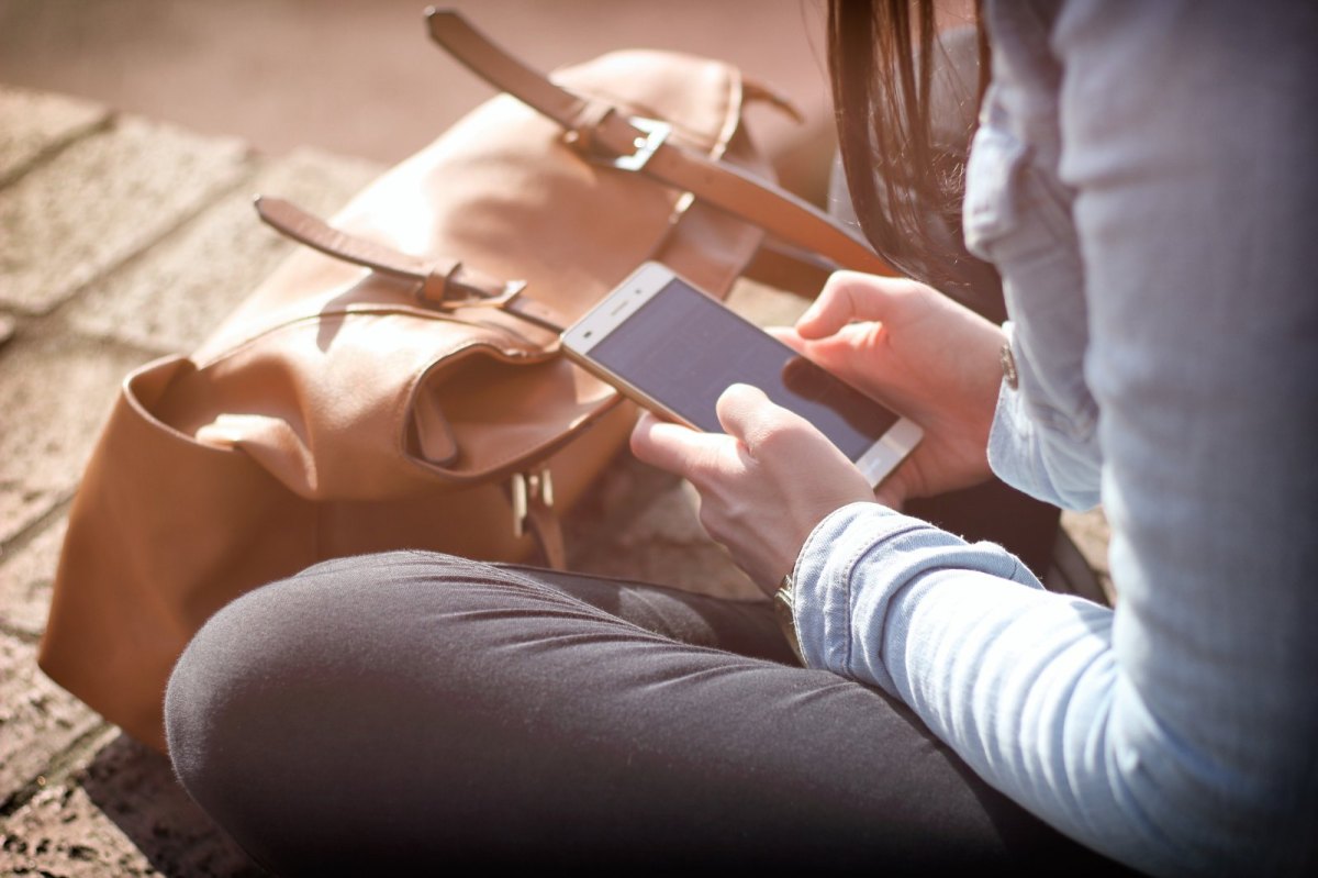 Frau hält Smartphone in der Hand