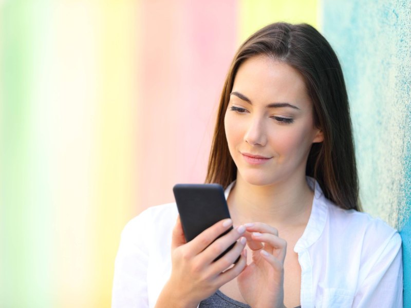 Frau guckt auf smartphone