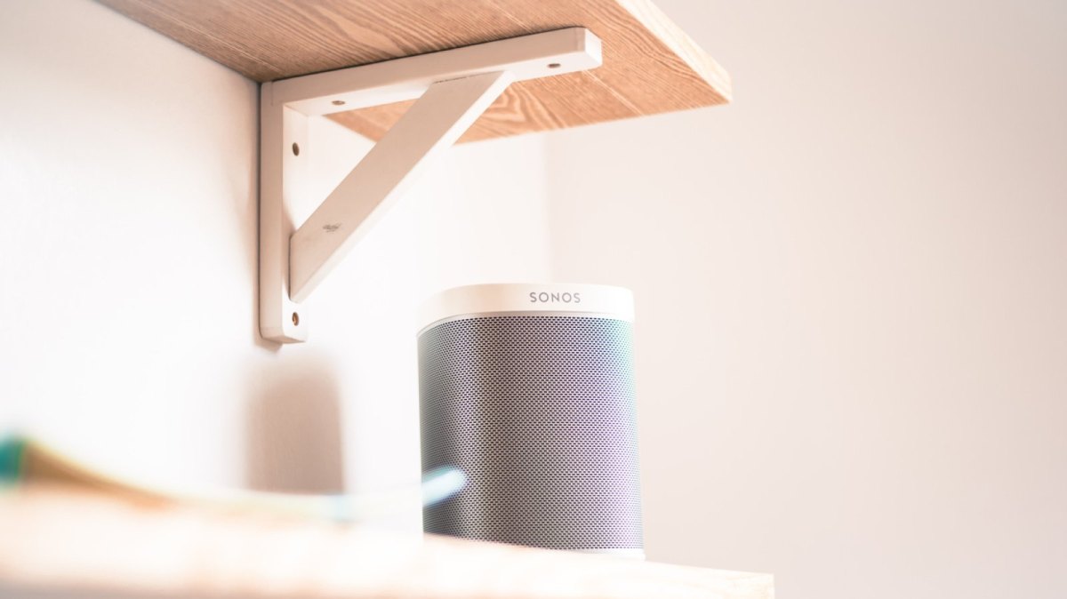 Smartspeaker Sonos One auf einem Regal